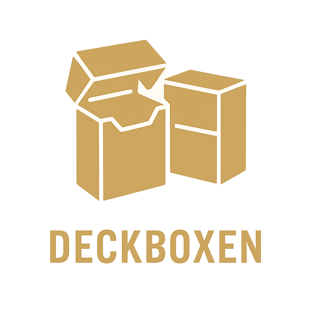 Logo der Kategorie „Deckboxen“ mit stilisierten goldenen Deckboxen in geöffnetem und geschlossenem Zustand auf dunkelblauem Hintergrund. Edler, aufgeräumter Stil im Card-Knights-Design.